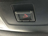 SOSボタンです。自動車の運転中、事故や急病時などの緊急事態が発生したときに、ヘルプネットを通じて外部に救助を手配するためのボタンです。