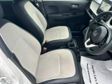 乗り心地の良いフロントシートです。足回りも広々としておりますので、長時間の運転も疲れづらいですよ。