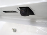 バックカメラが付いているので後方確認が非常にしやすいです。今や運転初心者も熟練者も必須装備!ついていて損はないですね♪