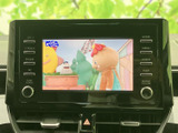 停車中に映像やテレビを楽しめる画面を備え、休憩時間の過ごし方にも幅が広がります。見やすい位置に配置され、日常の移動先での待ち時間にも活用いただけます。
