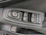パワーウィンドウのスイッチですよ。運転席に居ながら窓を開け閉めのコントロールできます。