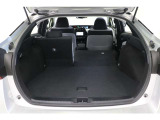 シートは片方だけ畳めるので荷物の多さや乗車人数にあわせてフレキシブルにアレンジできます。後部座席に乗車しながら長尺物も積み込めます。