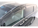 オプションのドアバイザーが装備!!タバコ・ペットなどの臭いが室内にこもるのが嫌な方、換気機能はもちろんのこと降雨時にも少しだけ窓を開けておくことが可能です!