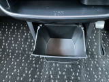 ダッシュボード下にも小物入れがあります