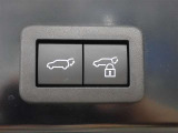 パワーバックドア装備!運転席からワンタッチで自由にバックドアを開閉。荷物を積み下ろしもラクチンです