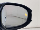 ウインカーミラーにはBSM(ブラインドスポットモニター)を搭載。隣を走る車両が死角に入るとLEDインジケーターを点灯。また、ウィンカーを出すとインジケーターも光って点滅!注意を促してくれます