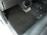 Honda認定中古車に新品の純正フロアマットを装着しました。気分よくドライブをお楽しみいただけます♪