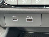 充電端子が装備されていますので車内でスマートフォンなどの充電が可能です。
