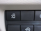左側ハンズフリーオートスライドドア装備です!運転席のスイッチでの開閉やドアスイッチでの開閉は当たり前ですが、足の簡単な操作でスライドドアの開閉が出来ます!両手が塞がっているような時にとても便利です☆