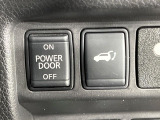 【パワーバックドア】スマートキーや運転席のボタンを押すだけでリアゲートが自動で開閉します!荷物を持っている時や、高い位置にあるバックドアを閉める際に便利な機能です♪