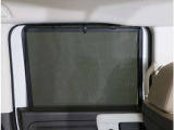 スライドドアの窓にはロールシェードあり。