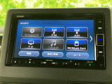 ラジオやディスクなど複数の音源が一覧で表示され、使いたい項目を選びやすい構成です。日々の移動に合わせて、好みの音楽や放送を楽しめます。