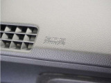 ◆助手席エアバッグ◆SRSエアバッグは、シートベルトだけでは防ぎきれない衝突時の衝撃から乗員を守るための安全装置。衝突時に瞬時に膨らみ、頭部や胸部がダッシュボードに直接衝突するのを防ぎます。