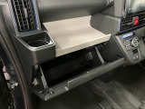 グローブボックスなどの多彩で便利な収納が設けられています。
