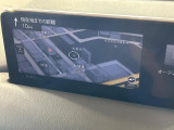 【10.25インチマツダコネクト】車内の雰囲気にマッチした大型ディスプレイ。スマホ接続でのナビ使用やBluetooth再生等、様々な機能が楽しめます。直感的なダイヤル操作が可能で、使い勝手も良好です。