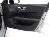 運転席ドアの全景です。キャビンを彩るすべてのものに、機能を形にした美しさが備わっています。