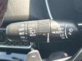 【オートワイパー(AUTO)】雨が降り出した時に、雨滴検出用センサー(レインセンサー)が雨滴を感知すると、自動でワイパーが動作します。