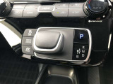 操作しやすいATシフトです。 シフトチェンジを気にしなくていいので運転だけに集中できますね。 自然と手に届くところにある、手になじむ形状のシフトノブがいいですね。