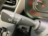 表示がレバー上にまとまり、必要な操作を確認しやすい仕様です。運転席から手元で扱えるため、天候が変わった際にも操作へ移りやすく、日常の運転をサポートします。