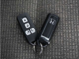 ◆スマートキー◆カギをバッグやポケットに入れたままでもドアロックの開閉ができる『スマートキー』付き!雨天や暗くなってもカギを取り出す必要がなくドアの開錠&エンジンも始動できます