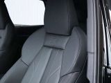 ●S-lineではお車のスポーティな個性をさらに際立てます。インテリアの上質なディティールが魅力をさらに演出します。