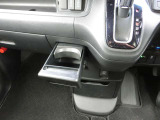 運転席と助手席の間にはドリンクホルダーも装備してます★