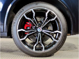【BMWアロイホイル】軽量かつ強度に拘ったアロイホイル。走行性能ポテンシャルを引き出す設計。車の足元を引き締めてくれる大きなポイントはアロイホイルです。