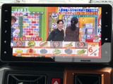 テレビ番組を画面で楽しめる装備です。停車中の休憩時間などに映像を視聴でき、画面上で番組の内容も確認できます。お出かけ先での待ち時間にも活用いただけます。