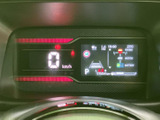 視認性の高いメーター類で、運転状況を的確に把握。重要な情報を一目で確認でき、安全運転をサポートします。デザイン性も優れています。