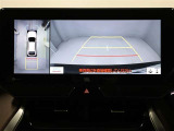 パノラミックビューモニターを装備。駐車場や交差点でクルマを真上から見るように周囲を確認できます。機能の詳細は販売店スタッフまでおたずねください。