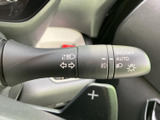 視認性の高いウインカーレバーで、安全な運転をサポートします。操作も軽く、スムーズな切り替えが可能です。
