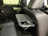 【格納式シートバックテーブル(運転席/助手席)】 物が落ちにくいふち高テーブルはタブレットが立てかけられ、お子さま用のマグカップや500mlの紙パックが入るカップホルダーも備えています。