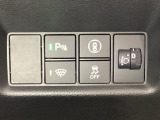 ハンドルの右側にはヘットライトリベライザーとHondaセンシング用のメインスイッチがついています。ヘッドライトリベライザーは道路状況や積荷の加重に応じてライトの高さを調節できます。
