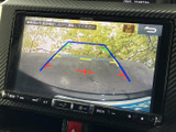 後方の状況を画面で確認できるので、狭い場所での駐車や車庫入れが楽になります。ガイドライン表示で、より安全な運転をサポートします。