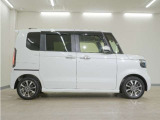 リアには左右スライドドアを採用。狭い駐車場でも開閉しやすく、強風の日でもドアが煽られにくくなっております。小さなお子さまやご年配の方も安心して乗り降りできます。
