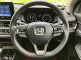 手元に複数のスイッチがまとまり、運転姿勢を大きく変えずに各種操作へアクセスしやすい配置です。メーターとの位置関係も自然で、視線を前方に保ちながら運転に集中しやすい環境です。