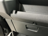 【フック】フックの用途は様々。手荷物のバッグや買い物袋、ビニール袋をぶら下げてゴミ箱にしても良いですね♪