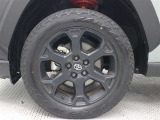 マットブラック塗装の18インチ専用アルミホイールが装着されています。タイヤサイズ225/60R18