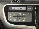 【オートエアコン】一度お好みの温度に設定すれば、車内の温度を検知し風量や温度を自動で調整。暑い&hellip;寒い&hellip;と何度もスイッチ操作をする必要はありません。快適な車内空間には必須の機能ですね♪