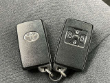 スマートキーをポケットやバッグに携帯していれば、キーを取り出すことなくドアハンドルを握り解錠、ドアハンドルのセンサーに触れるだけで施錠できます。