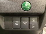 Hondaセンシング用の、VSA(ABS+TCS+横滑り抑制)解除と路外逸脱抑制機能のオンオフスイッチなどはハンドルの右側に装備しています。燃費に役立つECONボタンもここです。