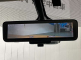 【インテリジェント ルームミラー】車両後方のカメラ映像をミラー面に映し出すので、車内の状況や、天候などに影響されずいつでもクリアな後方視界が得られます!