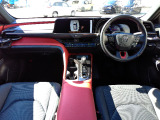 ドライバーを包み込むように、ディスプレーやスイッチ、コンソールを配置。座った瞬間から運転への期待が。空間そのものの心地よさにこだわっています。