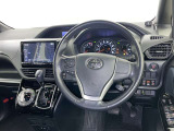 運転席まわりです。 各操作スイッチは使いやすい位置に配置されてます。
