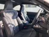 シートにはブラック・ダコタ・レザーを採用。ブラックで統一された室内が、M2 Competitionらしい引き締まった雰囲気を演出します。