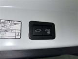 電動式バックドアです。 荷物を持ったままでもボタン一つで自動的に開け閉めできるので便利ですよ。 挟み込み防止機能も付いていますのでお子様の手や荷物を挟み込むのを防いでくれますよ。