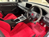 運転席は大きな座面と包み込むような背もたれが身体全体を支えます。上質なシートを採用し長時間の運転やコーナーの多い道も快適です。座ったときの頭上スペースも余裕たっぷりでロングドライブも楽チンです♪