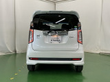 後席の窓には外から車内が見えにくくなるプライバシーガラスを採用。周りを気にせずリラックスして過ごせます