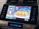【マルチテレインモニター】車のフロントやサイドのカメラ画像を同時にモニター表示することで、悪路や狭い道を走行時でも周囲の状況確認ができ安心!本格SUVにうれしい装備です♪