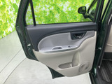 後席のドアにも明るい色合いがあしらわれ、車内全体に統一感のある印象です。窓から外を眺めやすく、手の届く位置にポケットもあるため、同乗者にも使いやすい空間です。